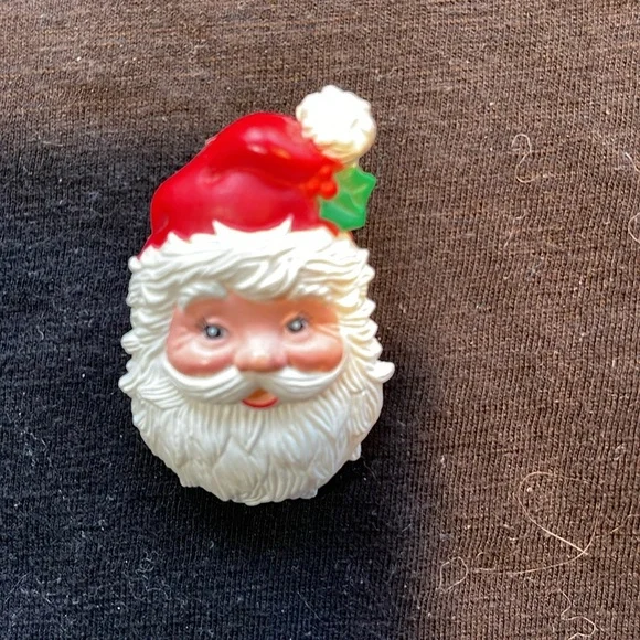 Two For One Hallmark Santa Unsigned Holly Brooches - Picture 5 of 5